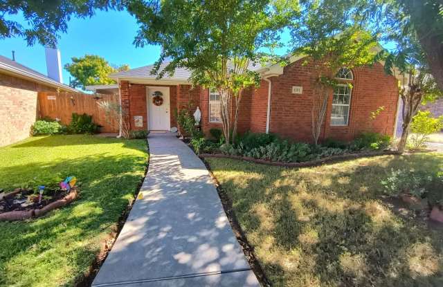 Beautiful and Spacious 3 bedroom, 2 bath home in Twin Oaks, AVAILABLE NOW! - 4301 Pinon Ridge Drive, San Angelo, TX 76904