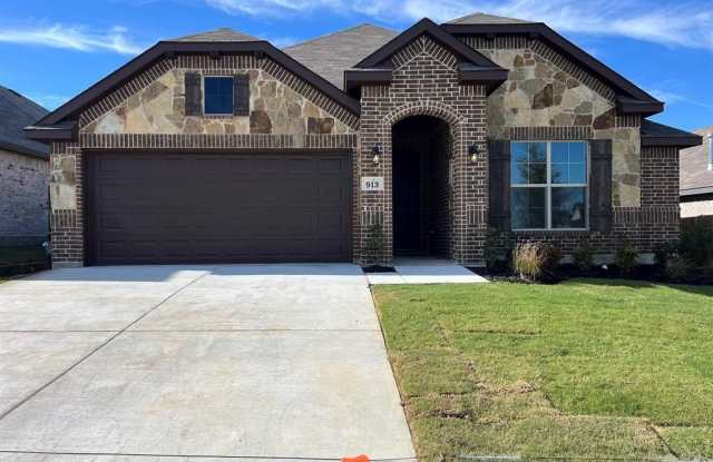 913 Beverly Drive - 913 Beverly Drive, Cleburne, TX 76033
