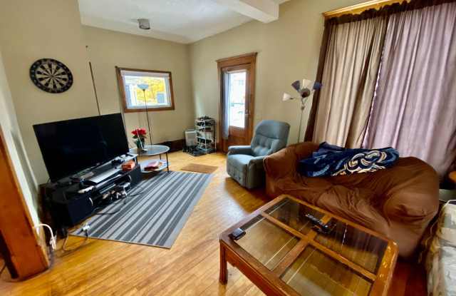 SPACIOUS 4BD House near U of M  Dinky Town! 1 MONTH FREE! Avail. 9/1/25! photos photos