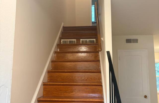 1846 E WEST Highway Gallery 4