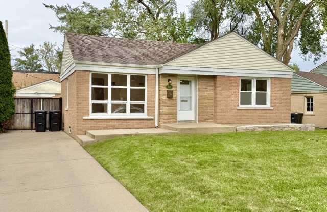 5816 W Greenleaf Avenue Gallery 1