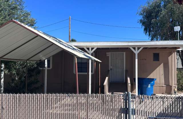 2br 1Ba Home with large Gated Patio Front/Rear yard plus garden area Gallery 3