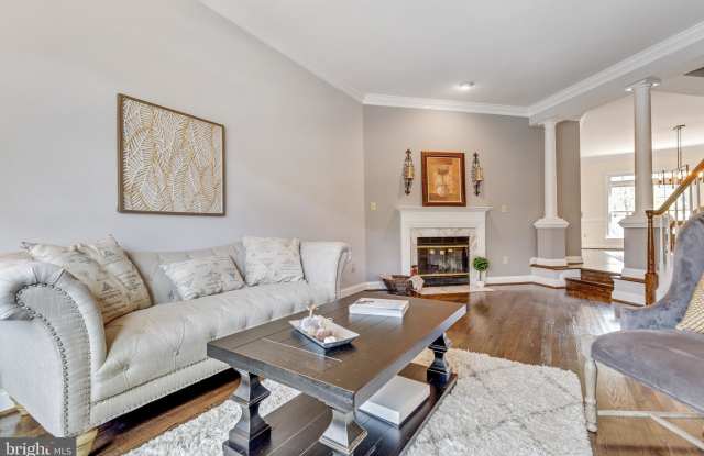 3929 BARCROFT MEWS COURT Gallery 4