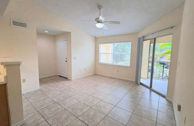 Charming 1 Bed / 1 Bath Second-Floor Condo in a Prime Fort Myers Location! photos photos