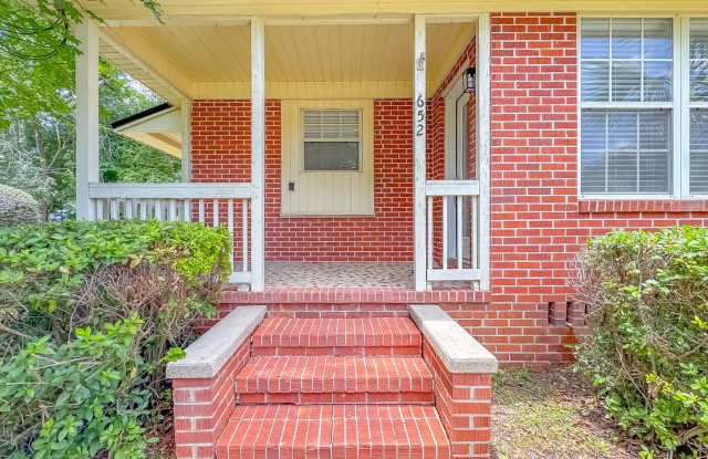 RENOVATED Midtown 2/1 w/ Wood Floors. Washer/Dryer,  Corner Lot! Water, Sewer,  Lawn Maint Inc! Avail NOW for $1650month! photos photos