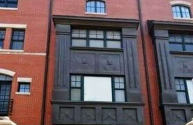 Spacious 3BR Townhome in Chicago Gallery 1