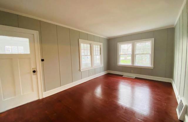 Spacious 3-Bedroom Mentor Home with Hardwood Floors and Garage Gallery 3