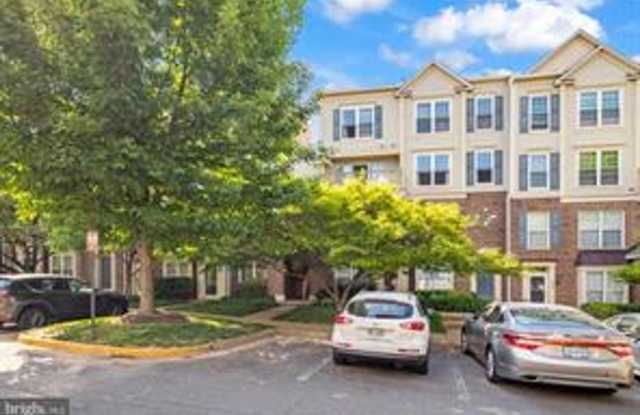 Gorgeous 2 level condo only 1 block from West Falls Church Metro. Gallery 3