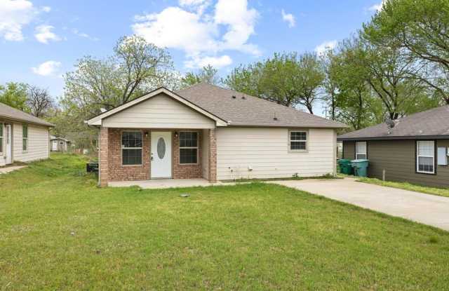 Step into comfort and modern convenience with this charming 3-bedroom, 2-bathroom home in Sherman, Texas. photos photos