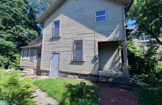 Single Family Heritage Hill Home! Two Bedrooms and Off Street Parking! - 445 Washington Street Southeast, Grand Rapids, MI 49503