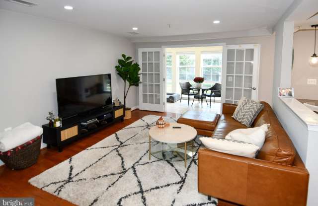 4089 S FOUR MILE RUN Drive unit: 202 photos photos 4089 S FOUR MILE RUN Drive unit: 202 photos photos