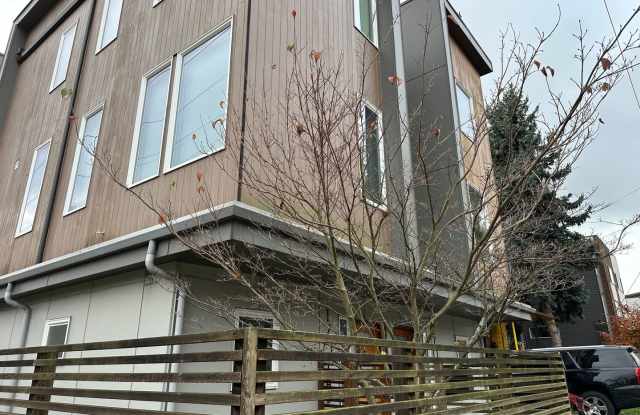 2 bed Ballard Townhouse with everything. photos photos