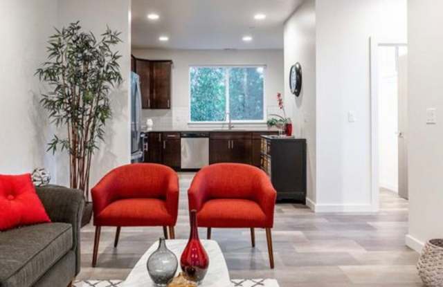 3-Story Urban Walk Up at a Modern Community * Flexible Lease Terms - 3 months, 6 months or Year Lease Options Gallery 3