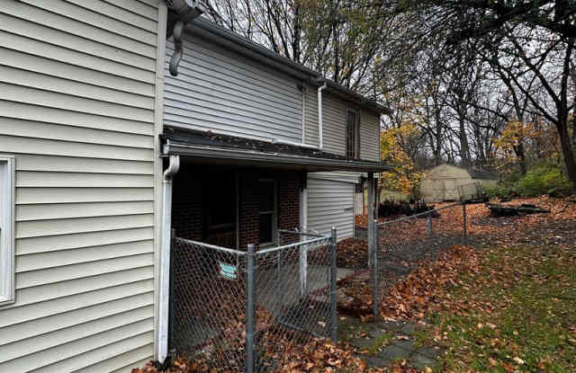Handyman Special! Rent or Rent-to-Own – 3 Bedroom, 2 Bath House with a Spacious Yard Gallery 4