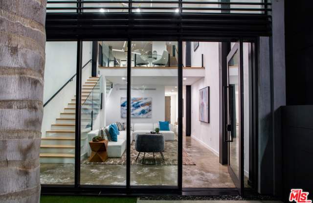 303 Venice Way Gallery 2