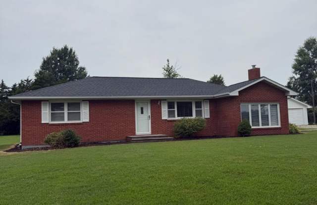Charming 3-Bedroom, 3-Bathroom Farmhouse in Sturgeon MO photos photos