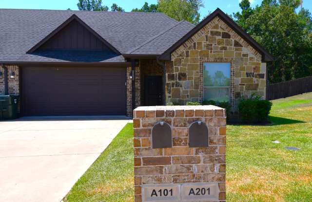 Modern 3-Bedroom 2 Bath Duplex in South Tyler Gallery 1