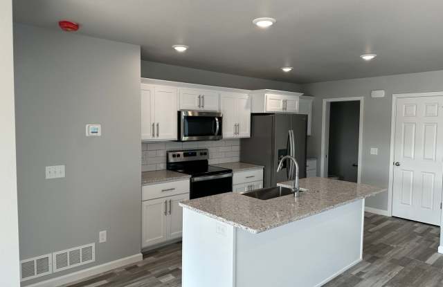 Stunning Modern Home for Rent - 117 Marshall Loop Gallery 3