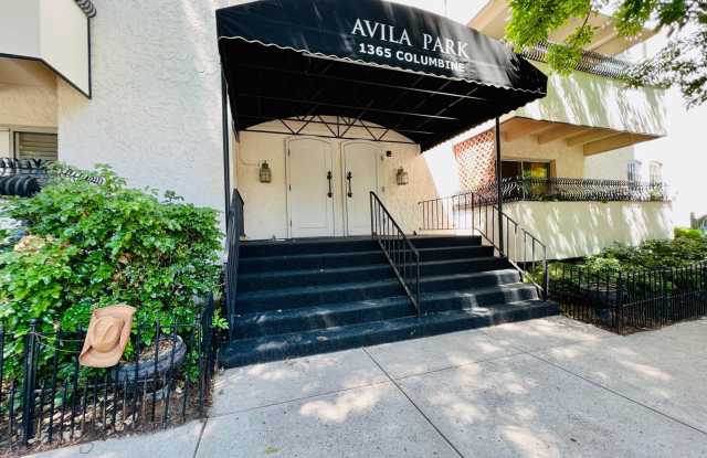CHARMING 2 BED APT IN THE HEART OF CONGRESS PARK, SPACIOUS, PRIVATE PATIO, INDOOR POOL, OFF-STREET PARKING! photos photos