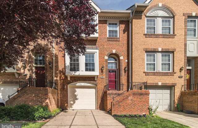 Gorgeous, bright 3 bed 3 bath Townhouse in Heart of Fairfax - 3968 Valley Ridge Drive, Fair Oaks, VA 22033