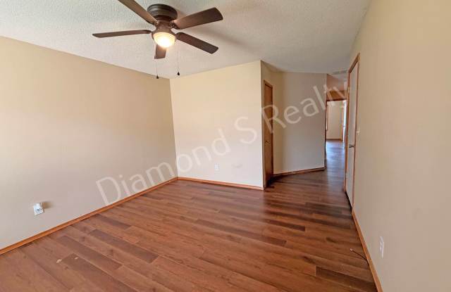 2 Bed / 1 Bath Duplex in Ozark Available! Gallery 4