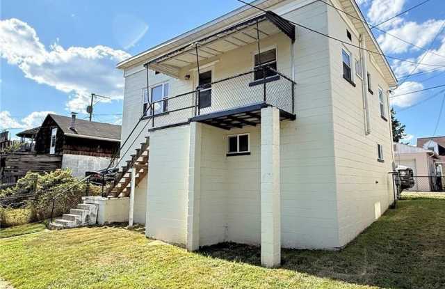 Charming 2 Bedroom Home in South Charleston with Beautiful Hardwood Flooring Throughout! photos photos