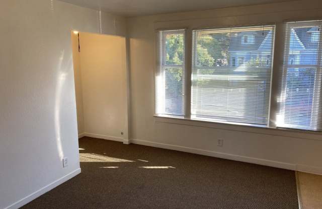 Cozy Upper Floor 2 Bedroom, 1 Bath Unit Gallery 2