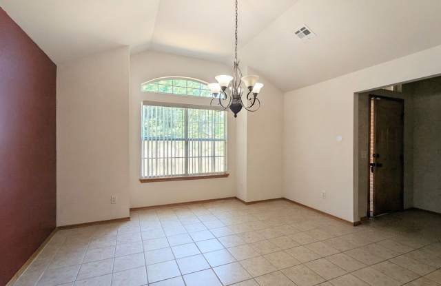 Spacious 3 Bed + Study | Fireplace, Covered Patio & Fully Fenced Backyard Gallery 4