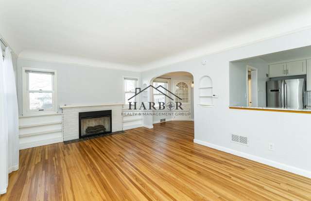 Spacious 4BR House with a Modern Kitchen Gallery 4