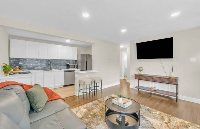 Fully Furnished Sunnyside Townhome | All-Inclusive | Flexible Stays Gallery 4