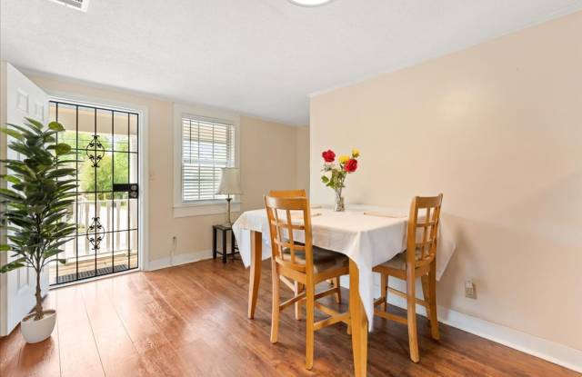 1514 ½ Augusta Ave – Renovated 2 Bedroom Duplex (Upstairs Unit) photos photos