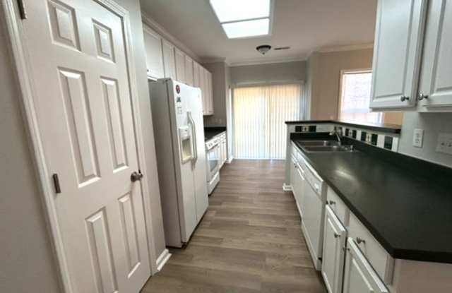 Great 3BD/2.5 BA w/ 1 car garage in convenient W. Raleigh neighborhood! Gallery 4