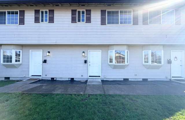 Newly Remodeled 2 Bedrooms 1.5 Baths in Gladstone, OR with River View! photos photos