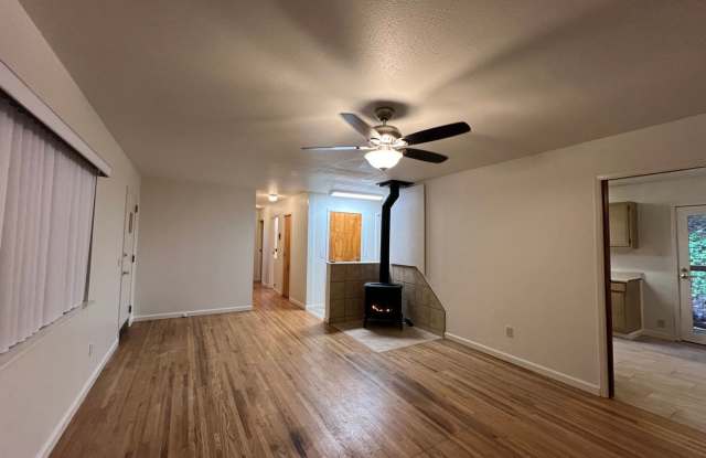 1,192 Square Foot 3 bedroom, 2 bath private home on 1 acre, washer, dryer, storage Gallery 4