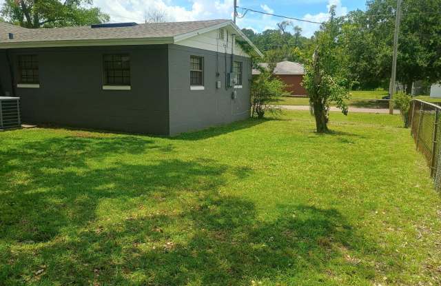 4305 BESSIE Circle W Gallery 2