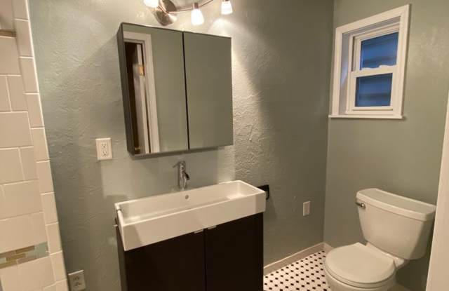3 BR / 2 Full Bath House Now Showing! Gallery 4