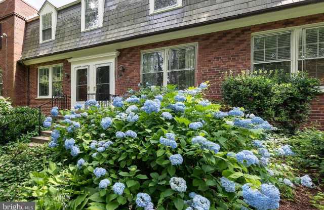 Welcome to 1501 S Edgewood Street #573, a beautifully located home in Arlington offering comfortable living in a convenient Northern Virginia setting. Gallery 4