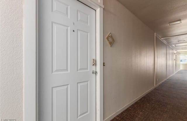 639 Oakmont Avenue - 639 Oakmont Avenue, Winchester, NV 89109