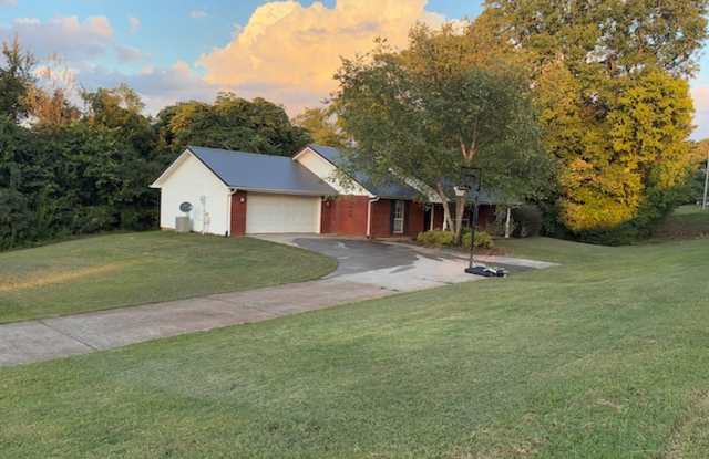 Maryville 37804 - Maryville City School District, 3 bedroom, 2 bath with a 2-car garage - Contact Karen Robertson (865) 454-7626 Gallery 4