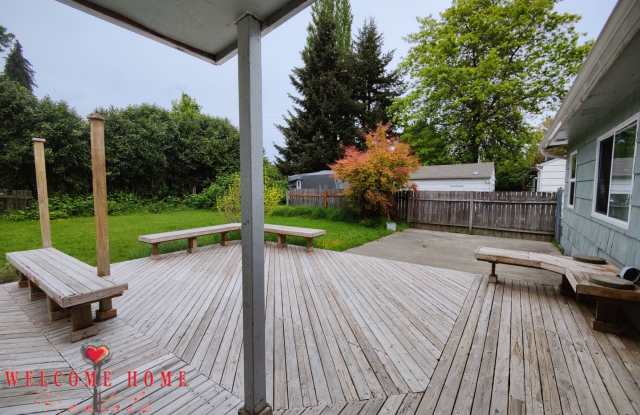Beautiful rambler with huge deck & large fenced yard!!! Gallery 1