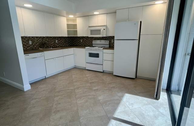 5190 Las Verdes Circle Gallery 2