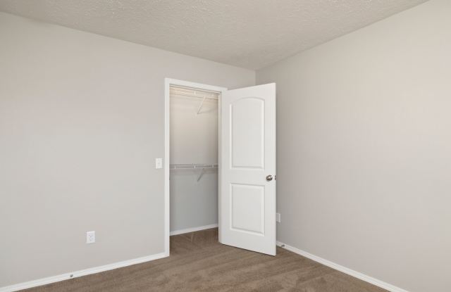 Spacious 3 Bedroom Duplex in Monte Cristo!! Gallery 3