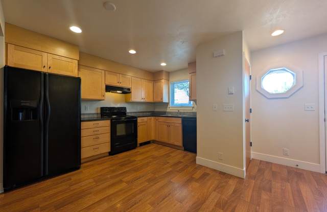 Beautiful 2-Bedroom, 2.5-Bath Condo Near Amazon Park! photos photos