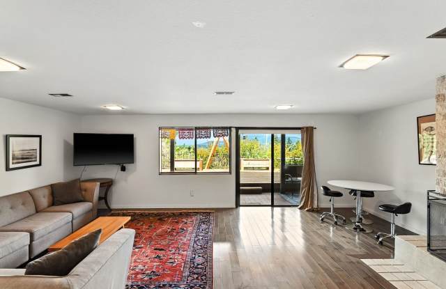 Stunning 1 Bed + Bonus Room/1 Bath Lower-Level Home in Milwaukie photos photos