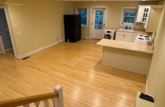 Private basement near UNC campus! - 420 Whitehead Circle, Chapel Hill, NC 27514