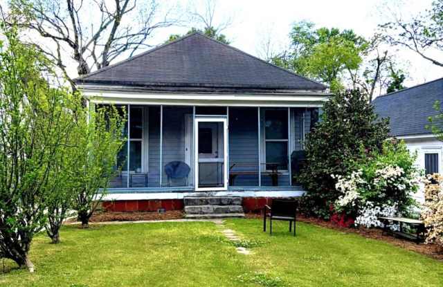 SHORT DISTANCE TO DOWNTOWN AND SANFORD STADIUM photos photos