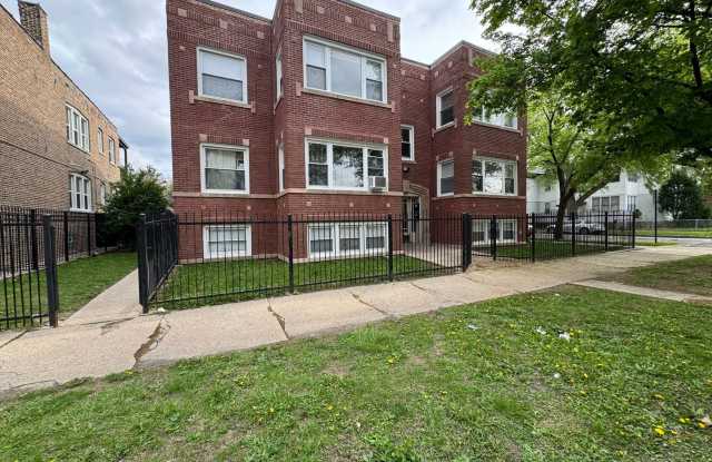 Spacious 1BR Single-Family Near 55th & Whipple — Heat & Hot Water Included photos photos