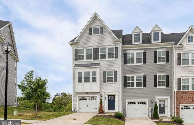 Live in Luxury in This Nearly New End-Unit 4 bd 2/2 bth Townhome! photos photos