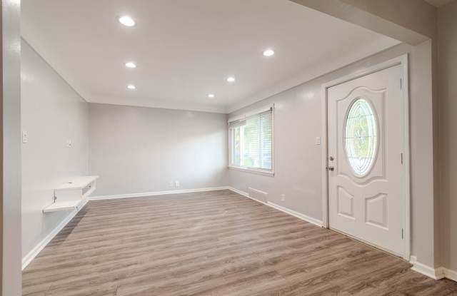 Charming 3-Bedroom, 2-Bathroom, Fully Equipped Kitchen, Basement and 2-Car Garage Gallery 4