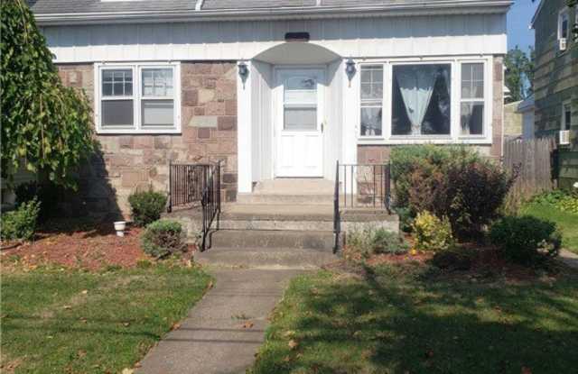 2744 Woodlawn Ave photos photos
